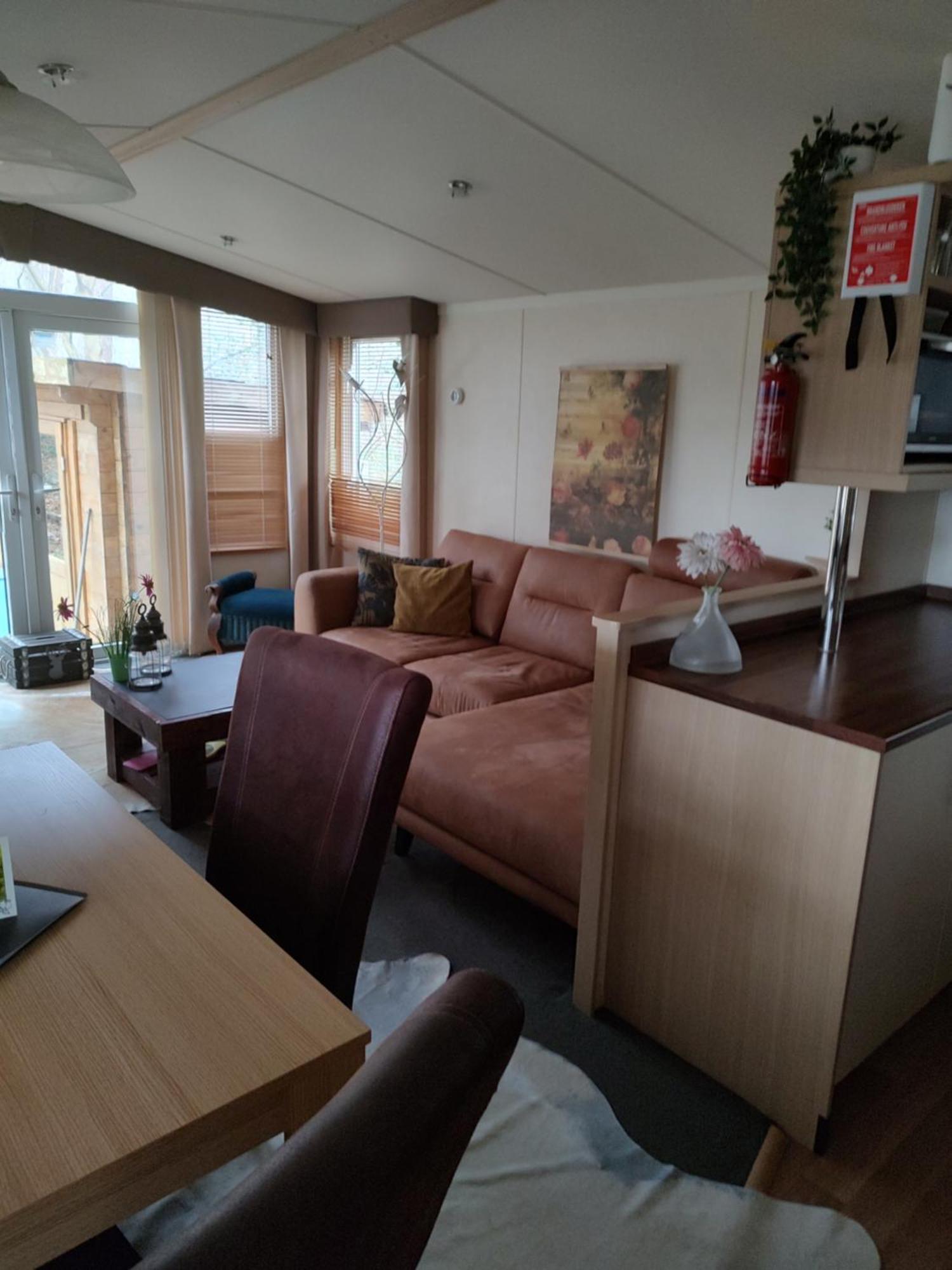 Chalet Met Veranda Aan Bosrand Vledder ภายนอก รูปภาพ